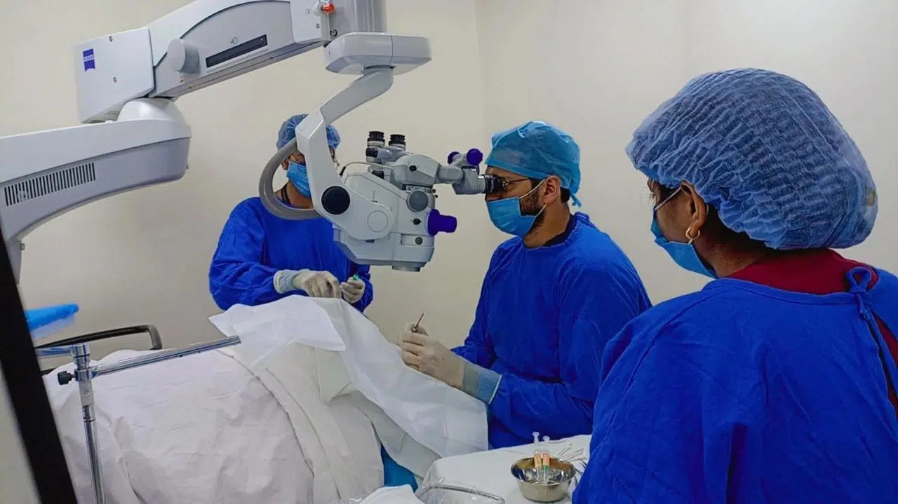 best retina surgeon in delhi